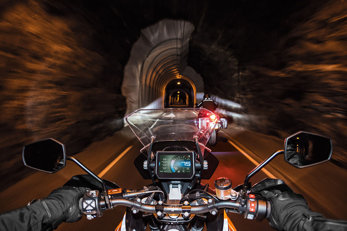 2018_KTM 1290 SUPER ADVENTURE S_Action_8