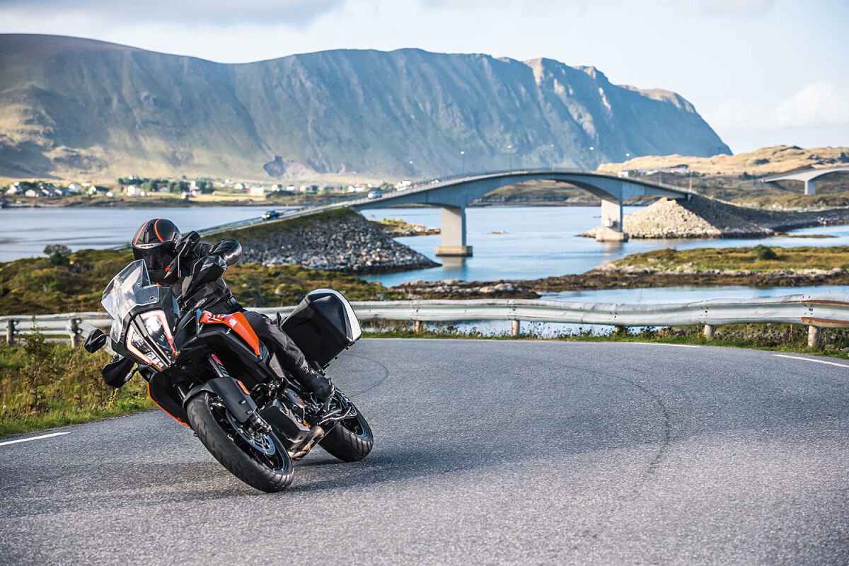2018_KTM 1290 SUPER ADVENTURE S_Action_7