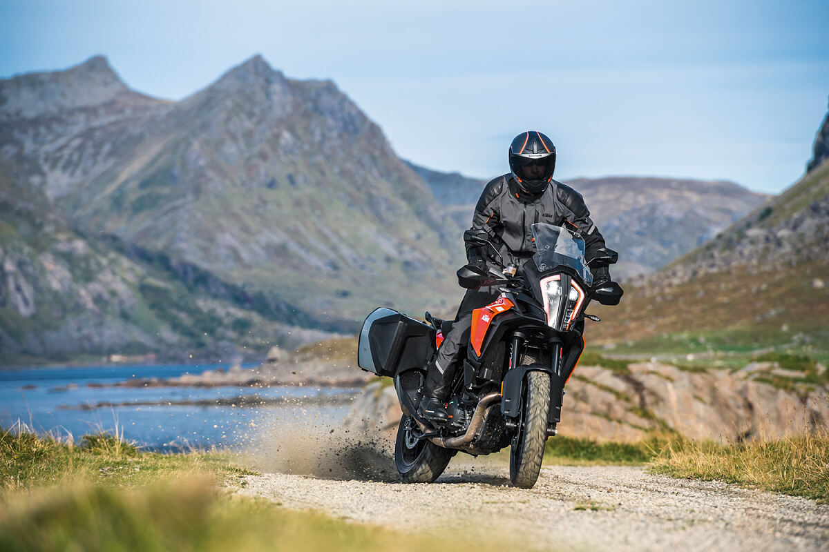 2018_KTM 1290 SUPER ADVENTURE S_Action_5