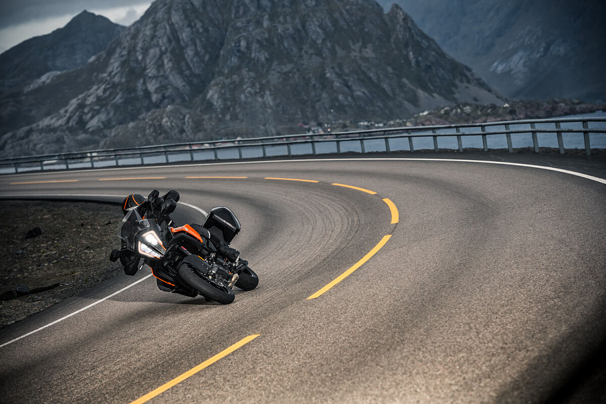 2018_KTM 1290 SUPER ADVENTURE S_Action_4