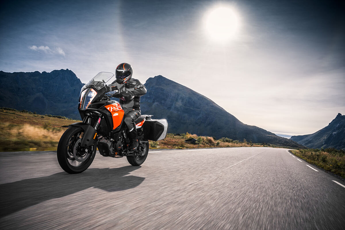 2018_KTM 1290 SUPER ADVENTURE S_Action_1