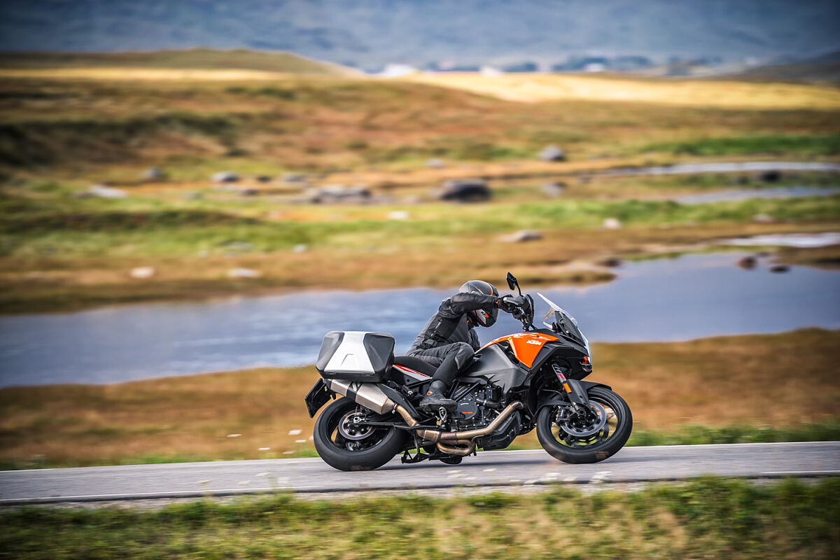 2018_KTM 1290 SUPER ADVENTURE S_Action_2