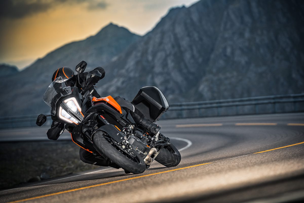 2018_KTM 1290 SUPER ADVENTURE S_Action_3