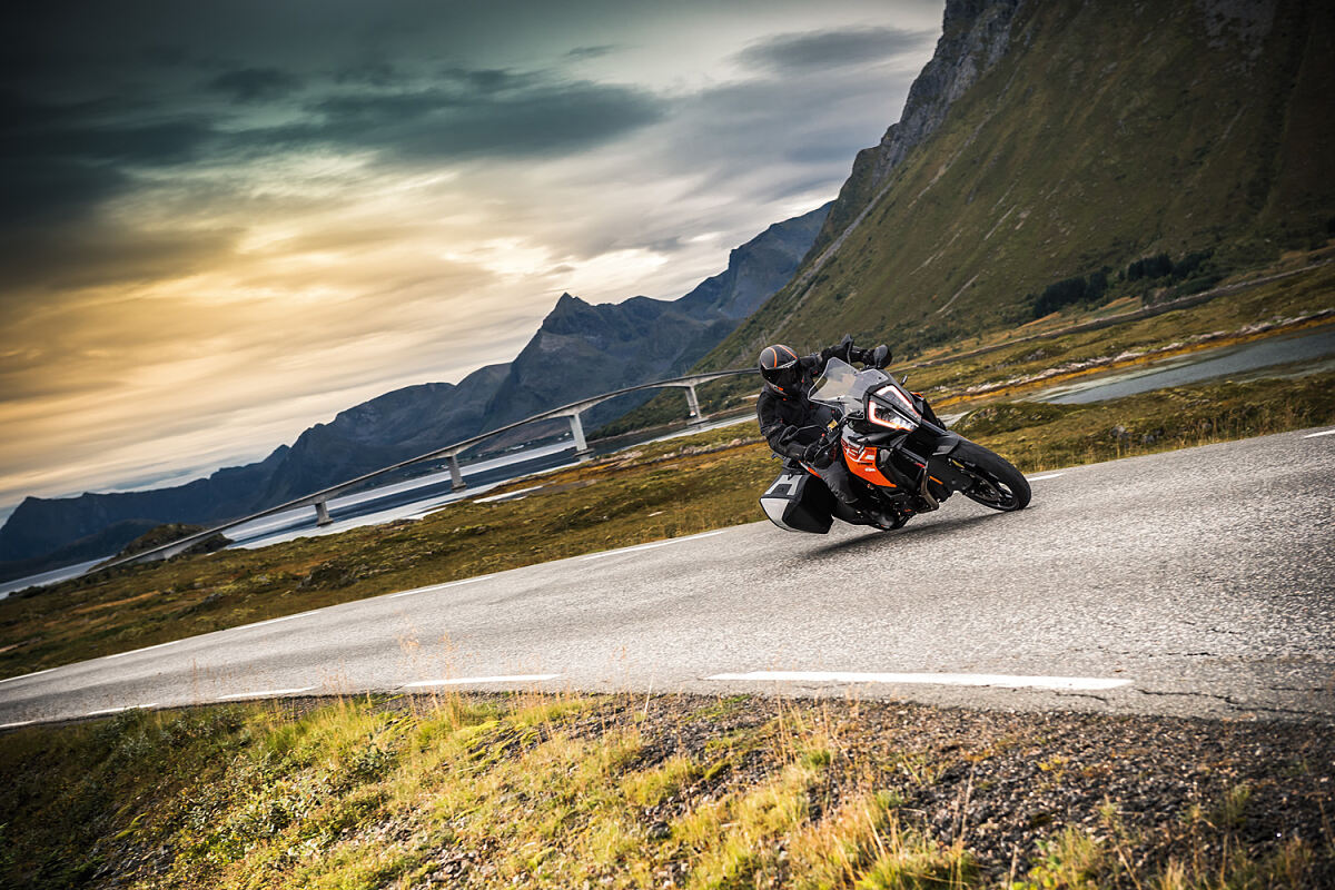 2018_KTM 1290 SUPER ADVENTURE S_Action_6
