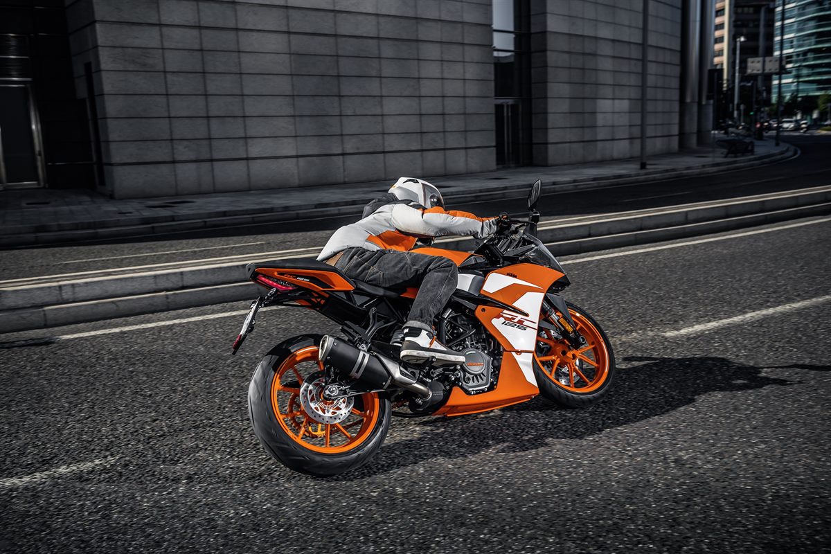 KTM RC 125_Action 04