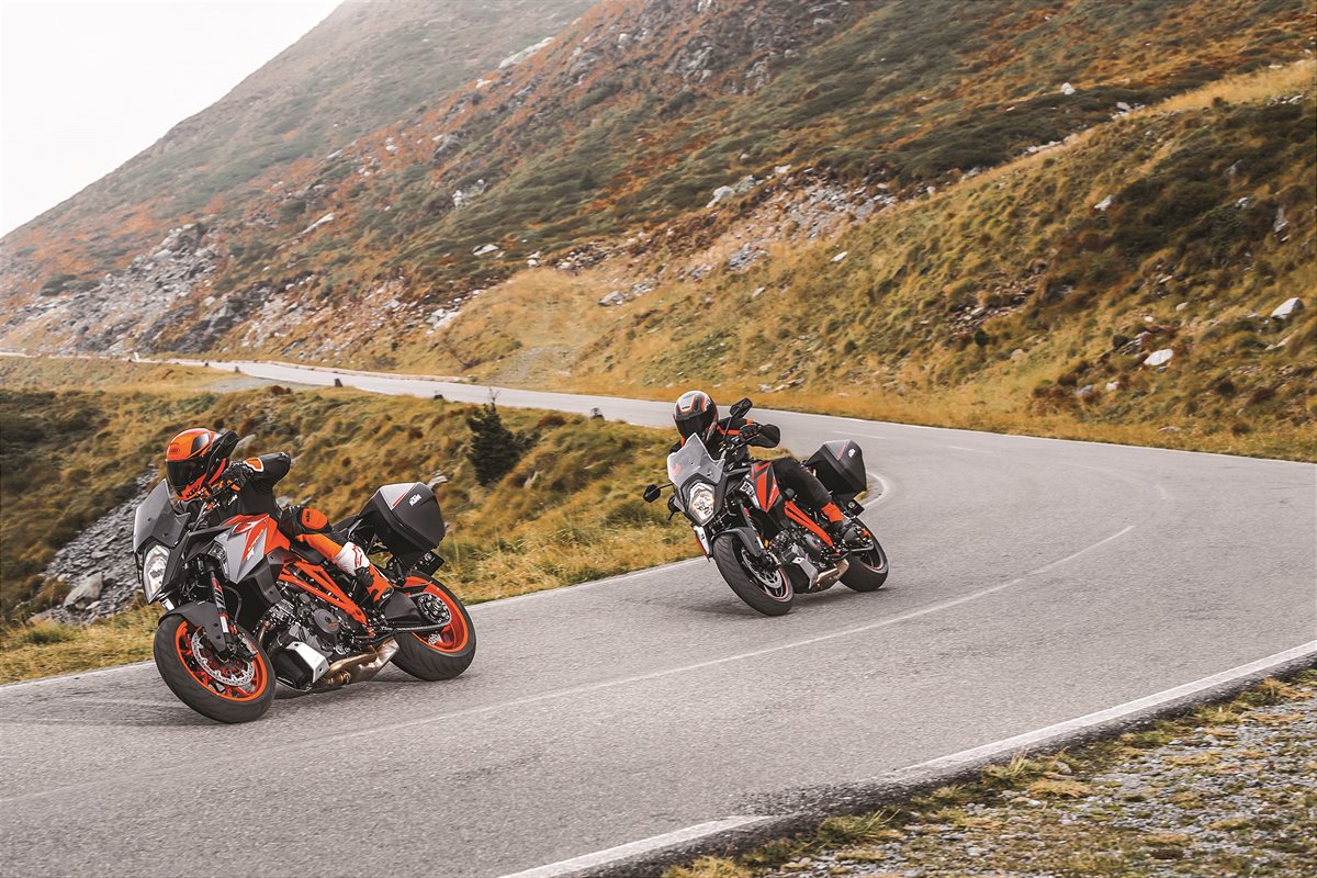 KTM 1290 SUPER DUKE GT_Action 01