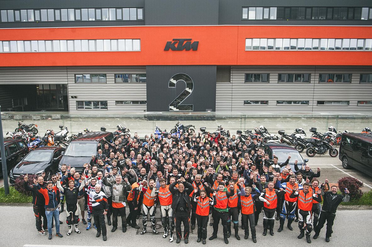 Teilnehmer KTM RIDE OUT 2018 vor dem KTM Headquater in Mattighofen