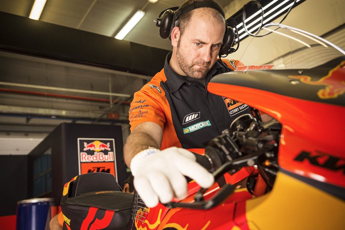 Mechanic Bradley Smith KTM RC16 Box Circuito de Jerez 2018