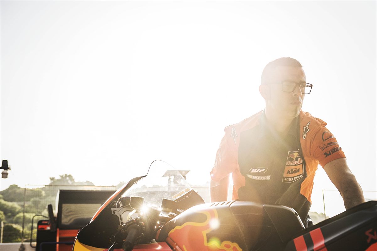 Mechanic Pol Espargaro KTM RC16 Pit Lane Circuito de Jerez 2018