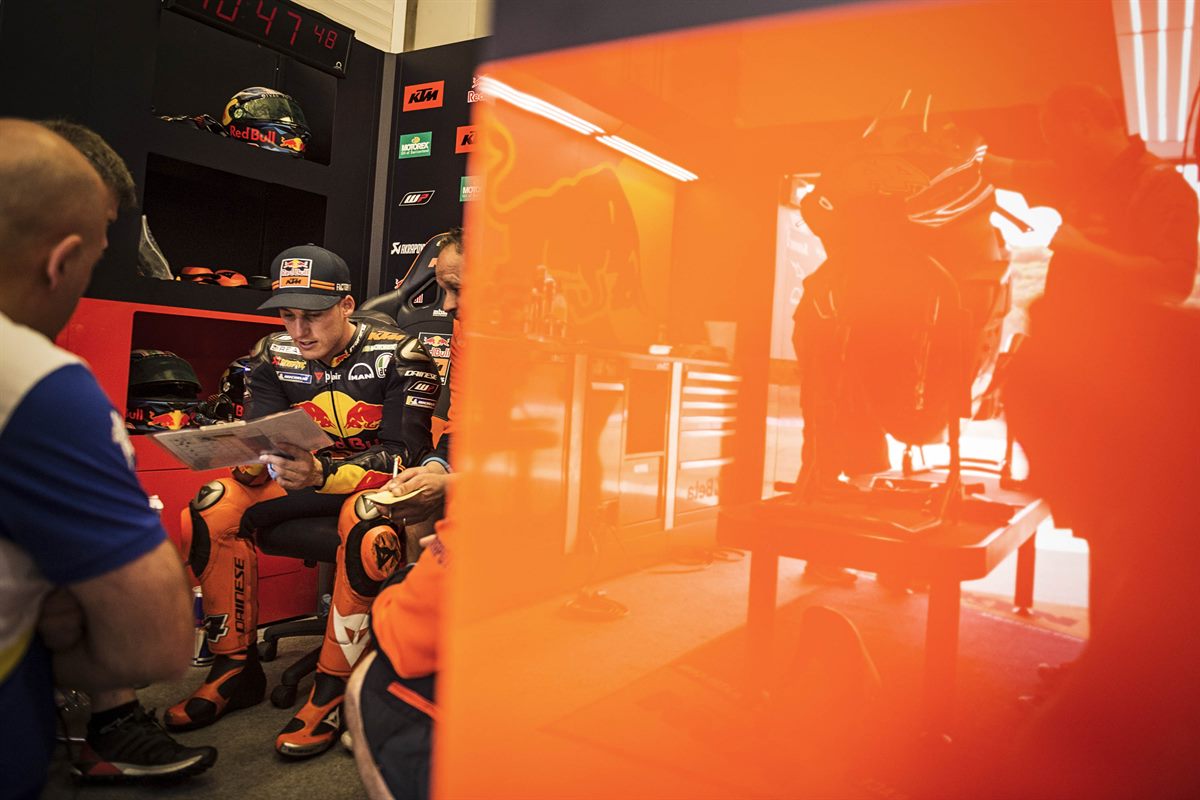Pol Espargaro & Staff Box Circuito de Jerez 2018