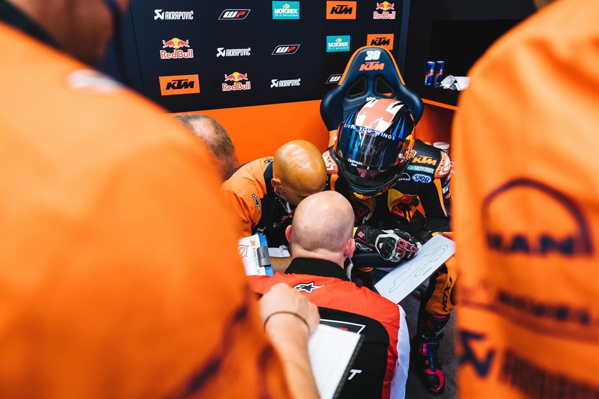 Bradley Smith & Staff Box Autodromo del Mugello 2018