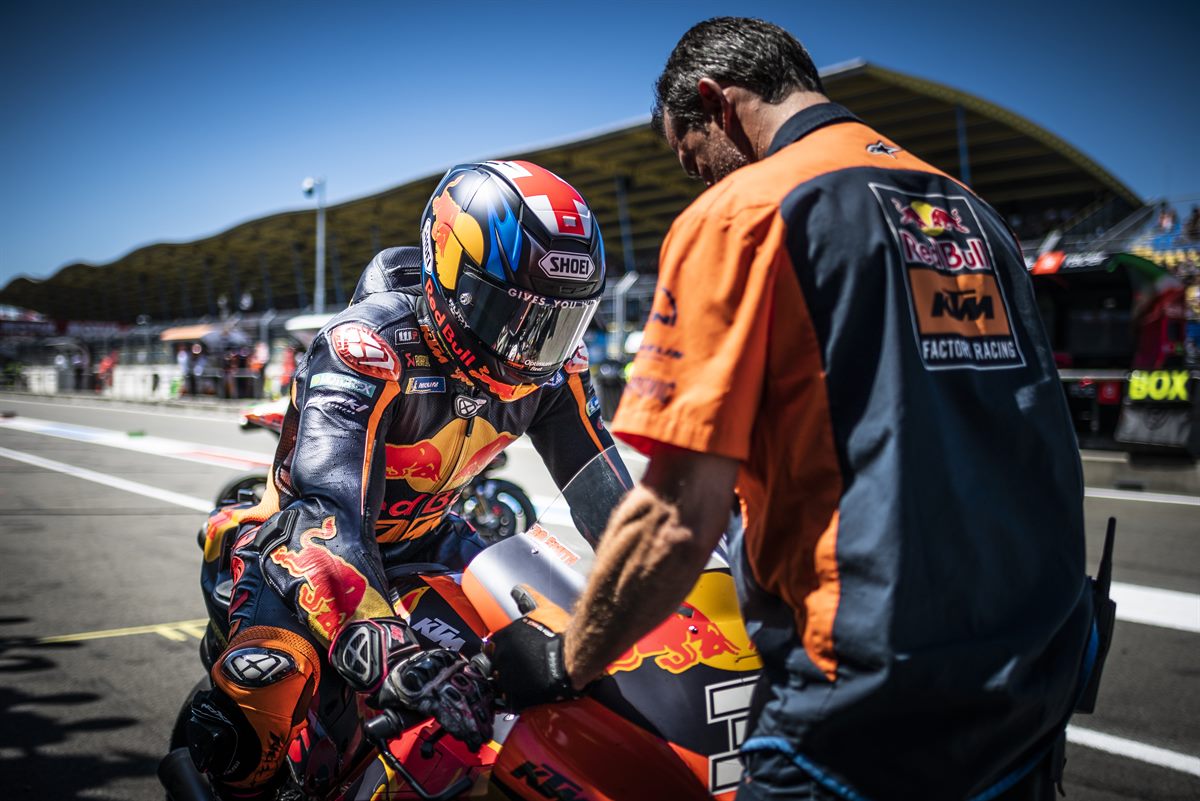 Bradley Smith & Mechanic KTM RC16 Pit Lane TT Circuit Assen 2018