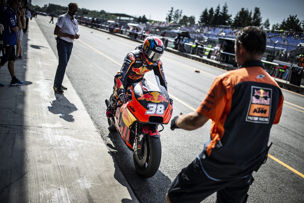 Bradley Smith & Mechanic KTM RC16 Pit Lane Automotodromo Brno 2018