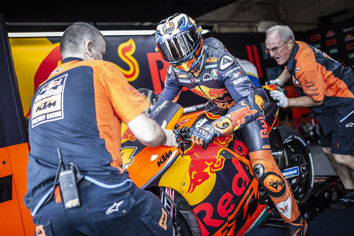 Pol Espargaro & Mechanics KTM RC16 Pit Box Automotodromo Brno 2018