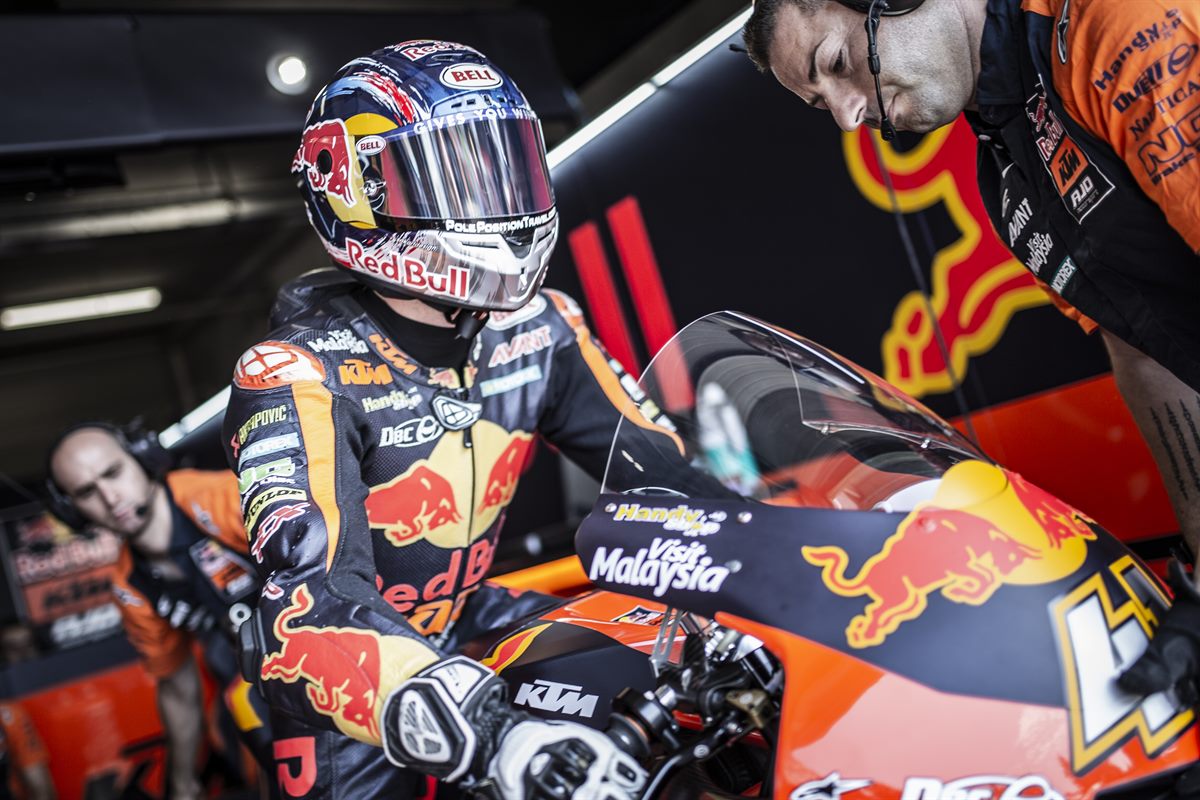 Brad Binder & Mechanics KTM Moto2 Pit Box Automotodromo Brno 2018