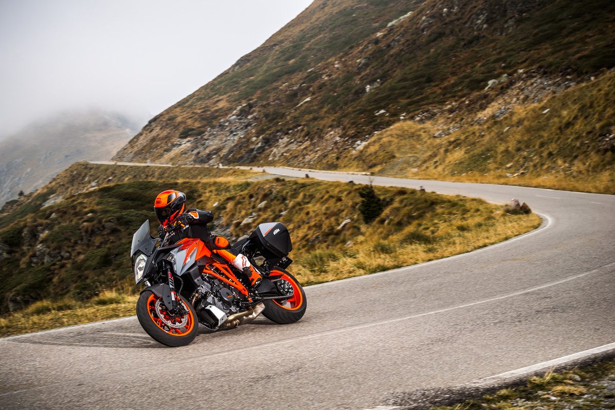 211277_KTM 1290 SUPER DUKE GT MY 2018 (2)