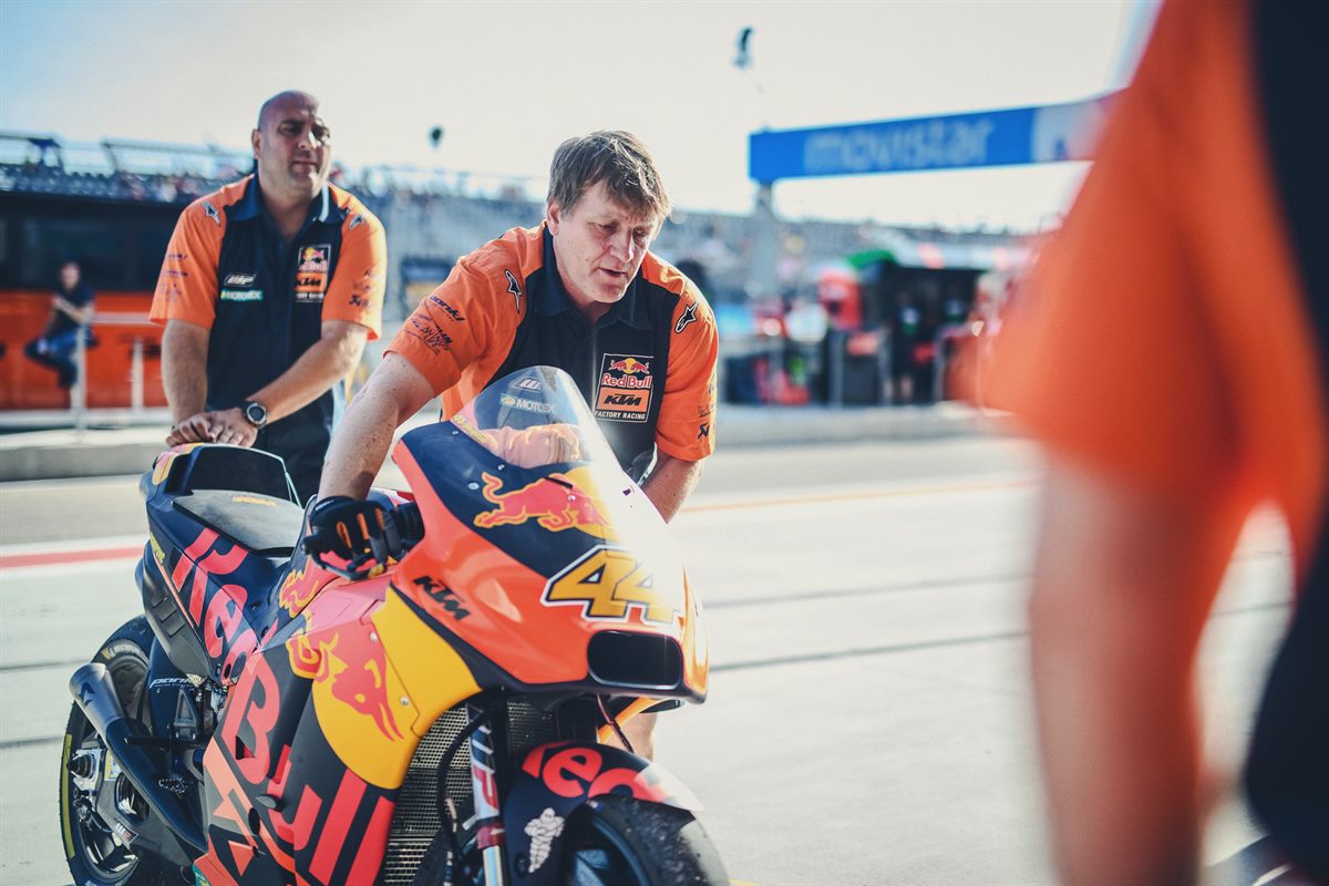 Staff Pol Espargaro KTM RC16 Pit Lane MotorLand Aragon 2018