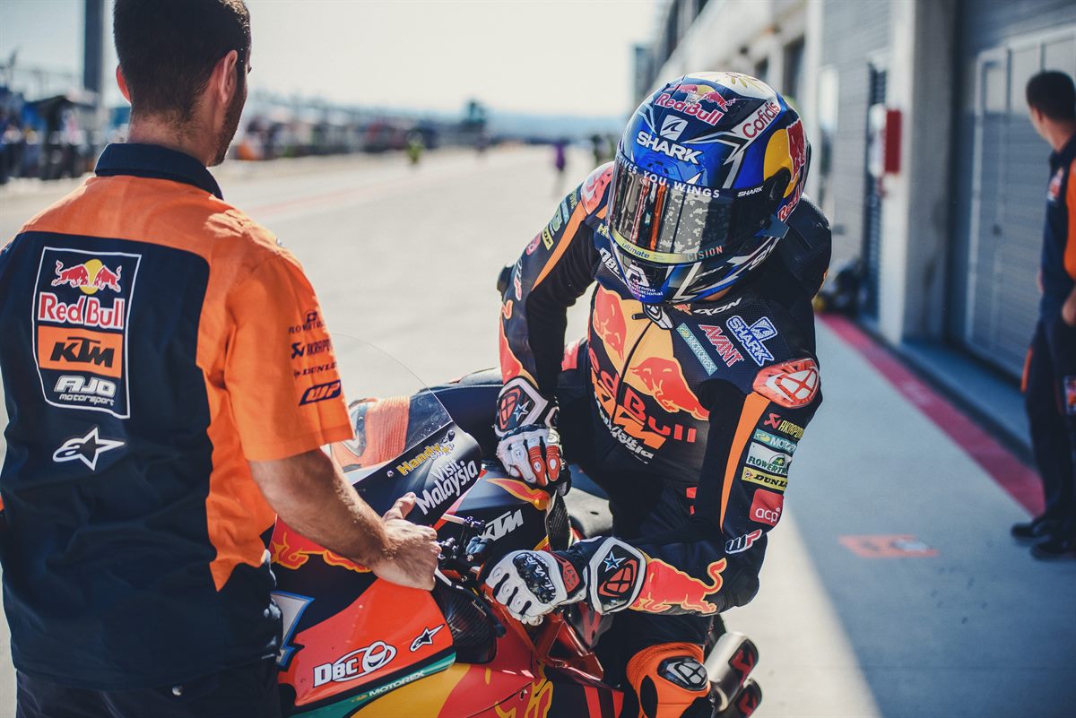 Miguel Oliveira & Mechanic KTM Moto2 Pit Lane MotorLand Aragon 2018