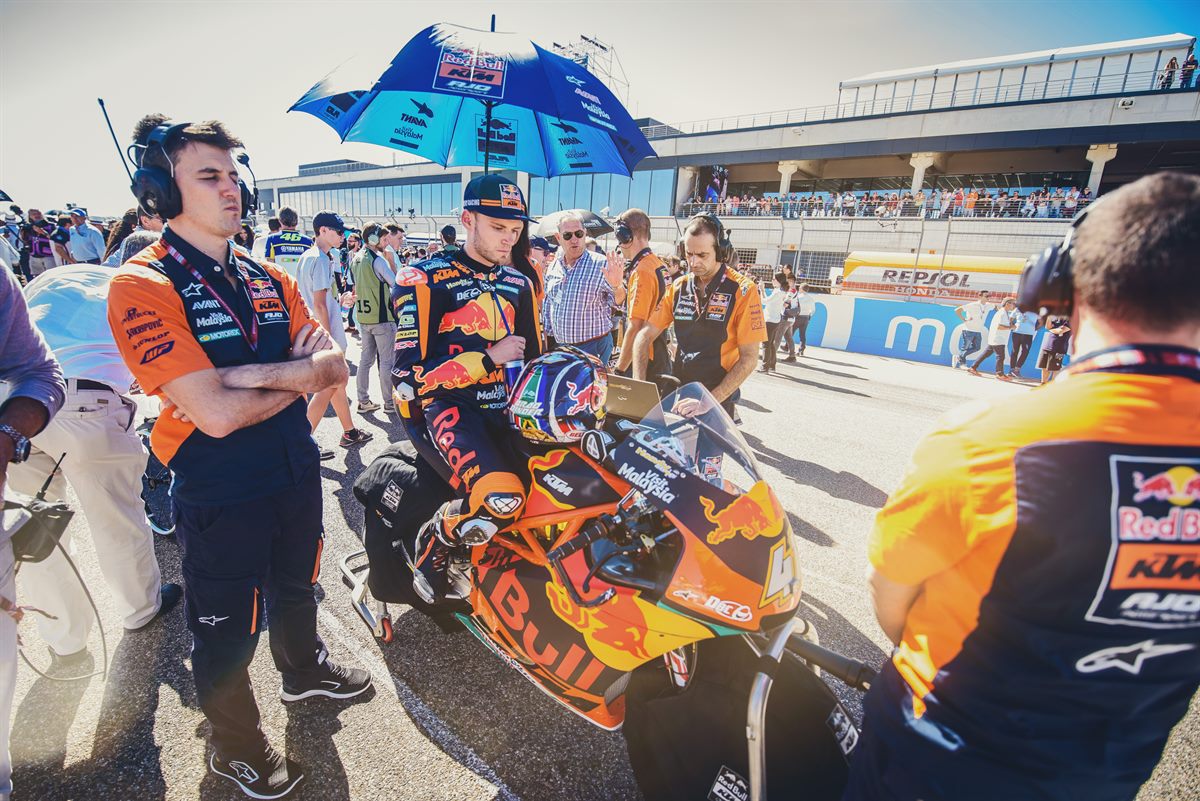 Brad Binder & Staff KTM Moto2 Start MotorLand Aragon 2018