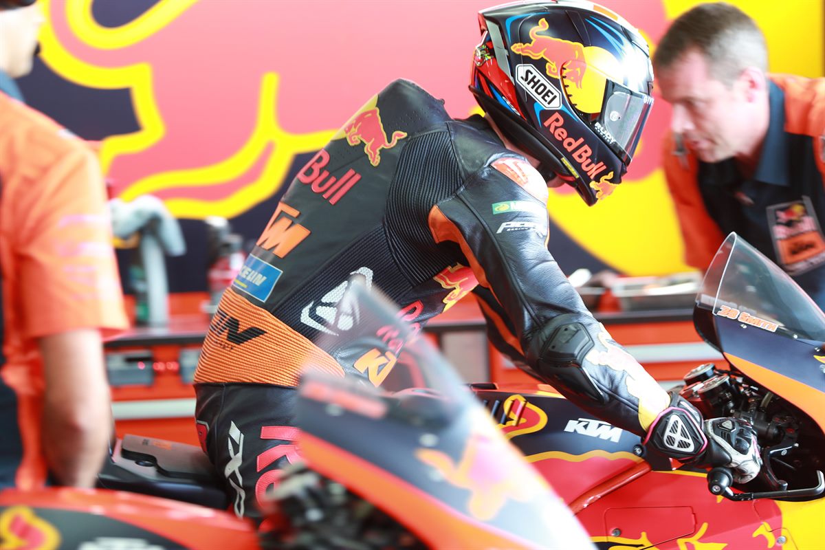 Bradley Smith & Mechanics KTM RC16 Box Chang International Circuit 2018