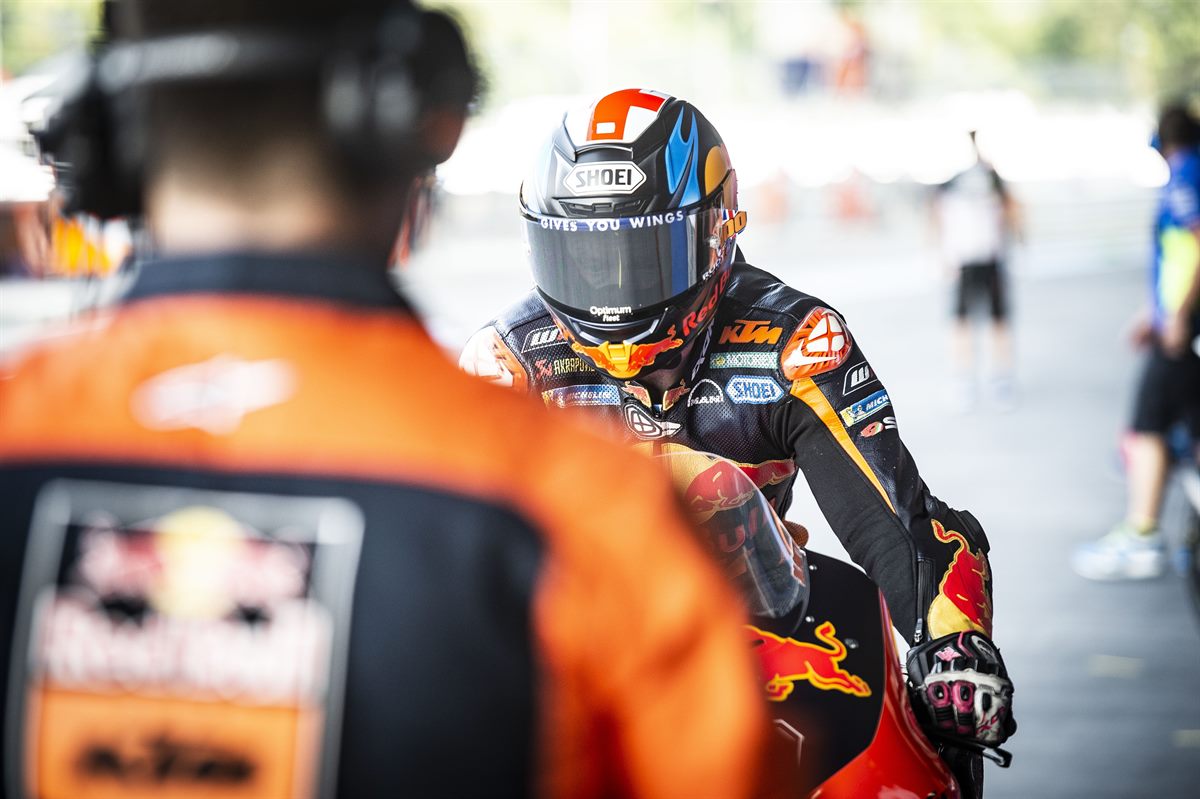 Bradley Smith & Mechanic KTM RC16 Pit Lane Chang International Circuit 2018