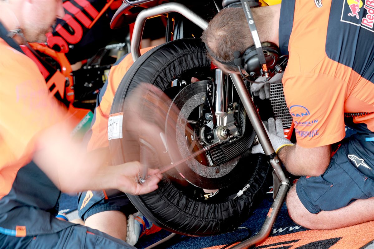 Mechanics Bradley Smith KTM RC16 Box Twin Ring Motegi 2018