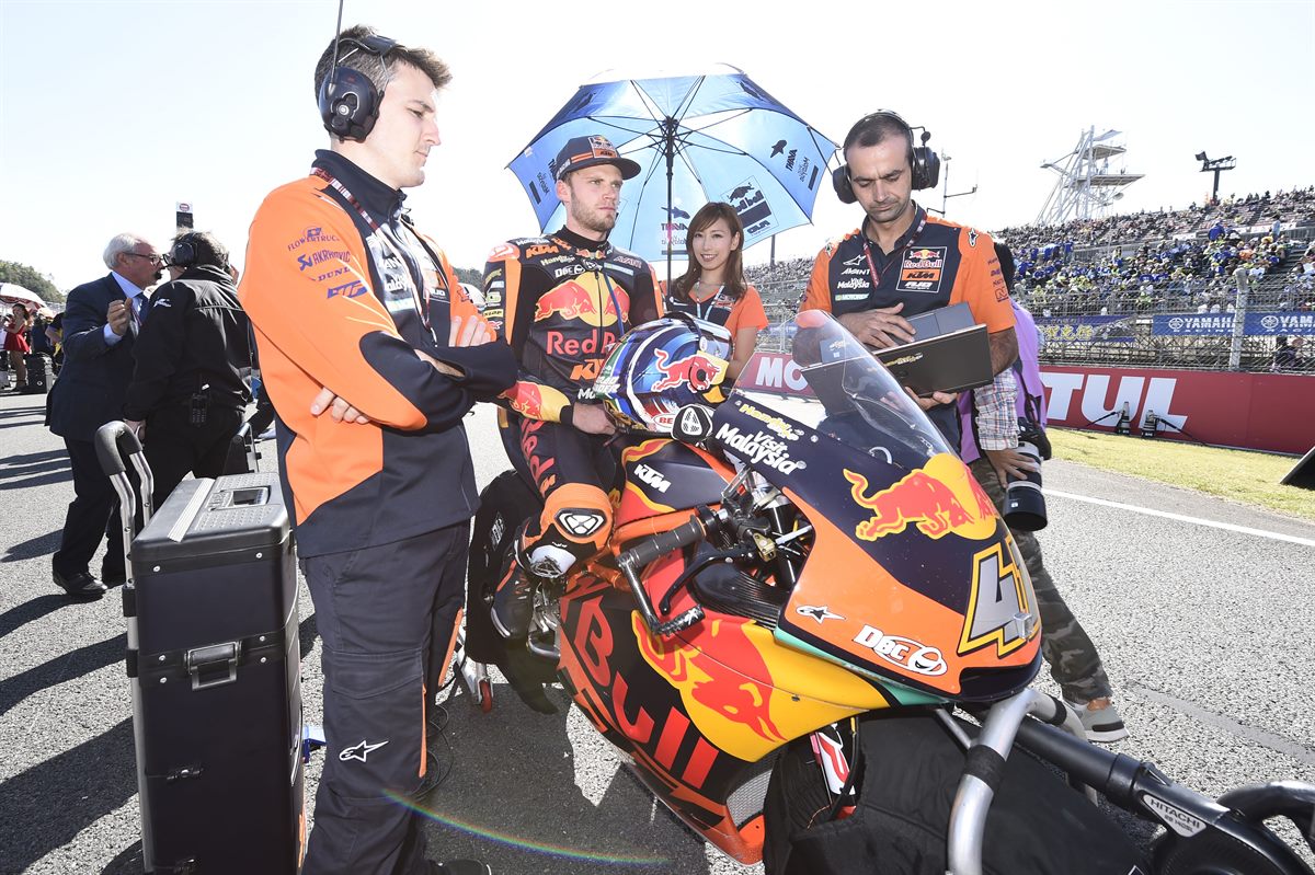 Brad Binder & Mechanics KTM Moto2 Start Twin Ring Motegi 2018