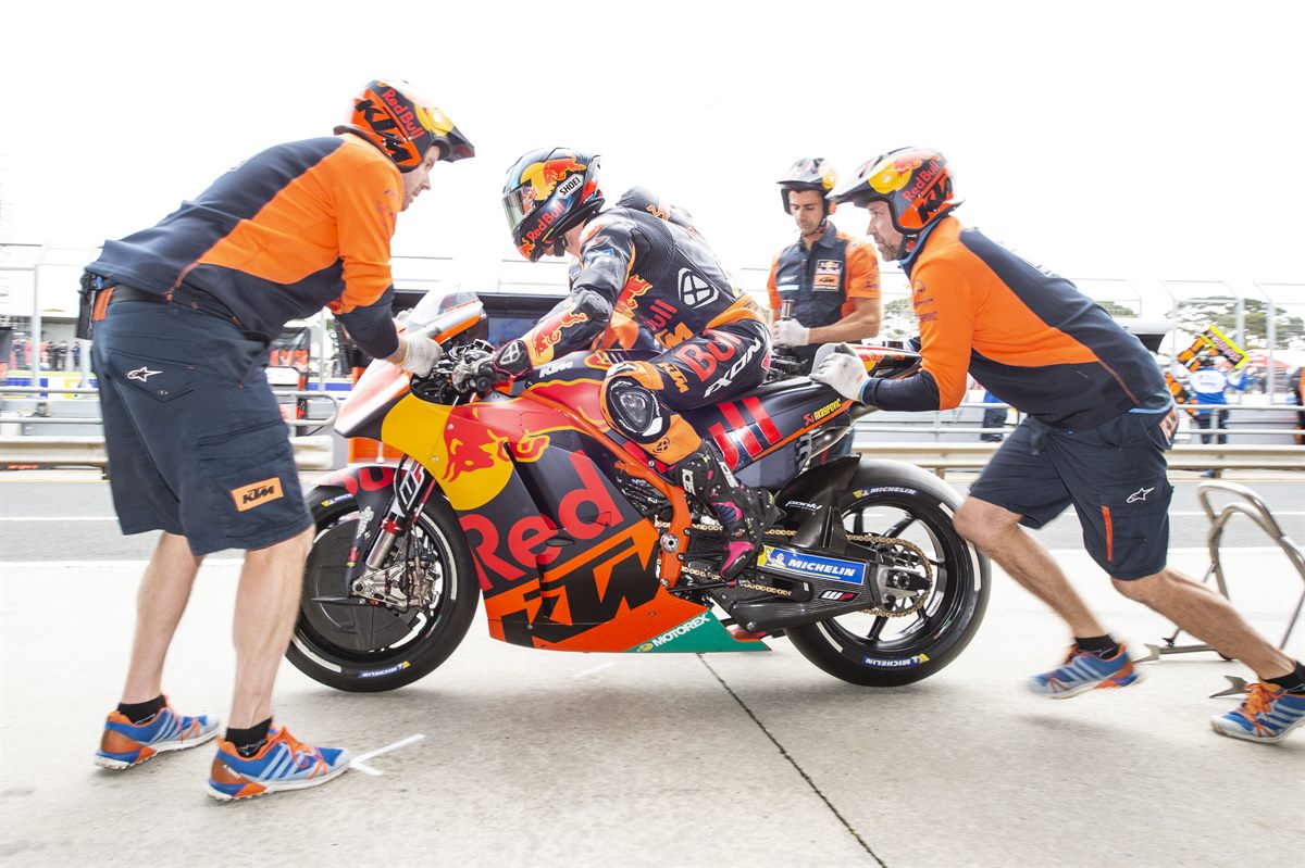 Bradley Smith & Mechanics KTM RC16 Pit Lane Phillip Island 2018