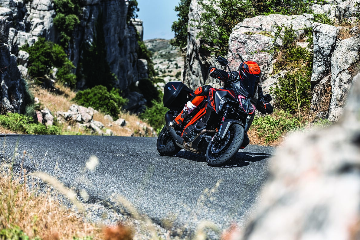 KTM 1290 SUPER DUKE GT_Action 02