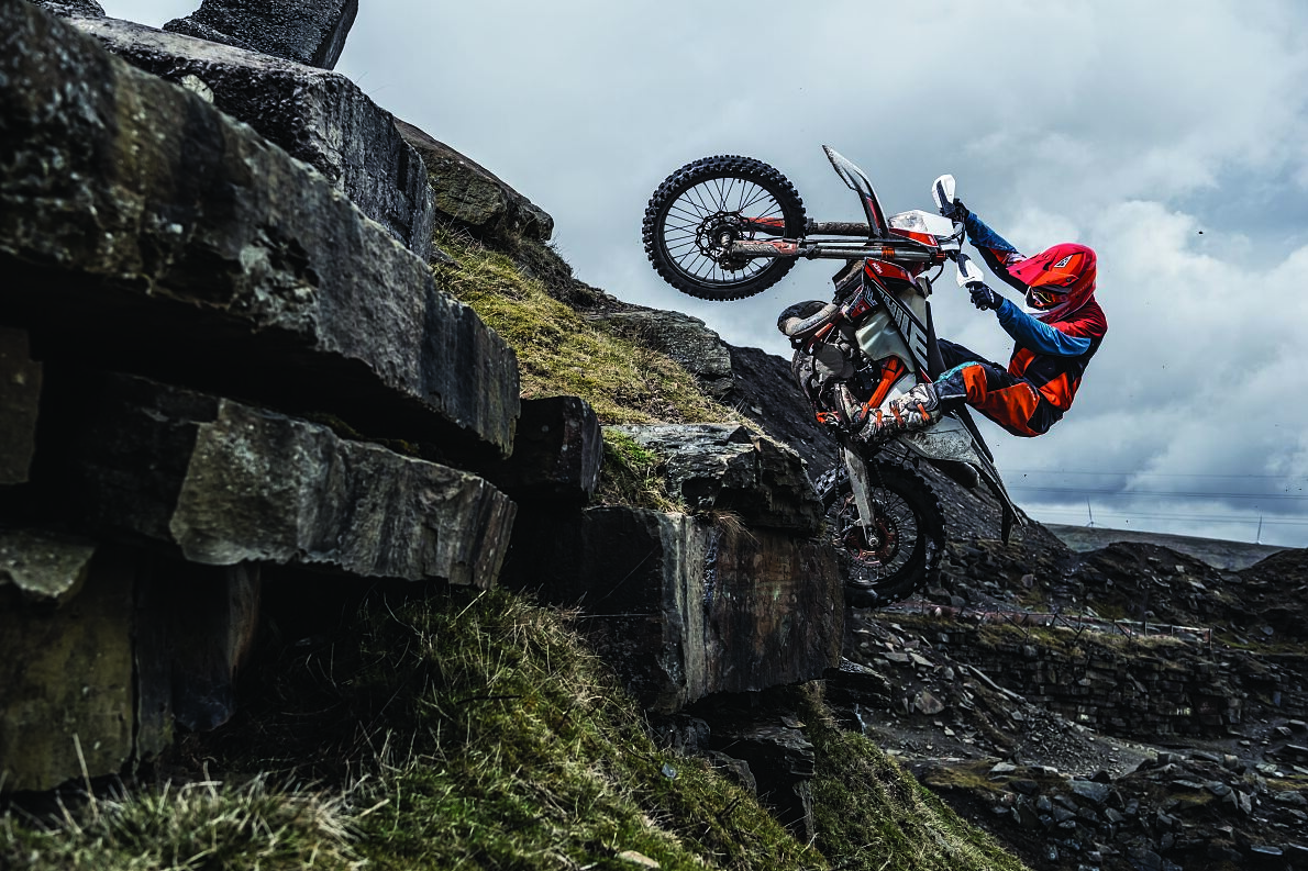 01_Action_KTM 300 EXC TPI SIX DAYS MY2019