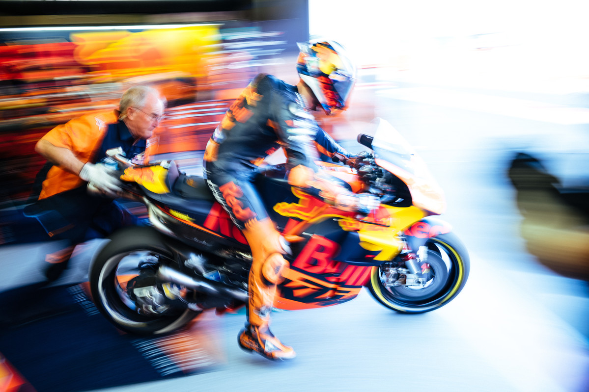 233931_Pol Espargaro _ Mechanic KTM RC16 Box Autodromo del Mugello 2018