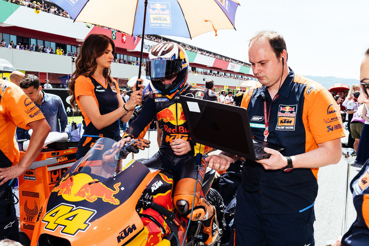 233905_Pol Espargaro _ Staff KTM RC16 Start Autodromo del Mugello 2018