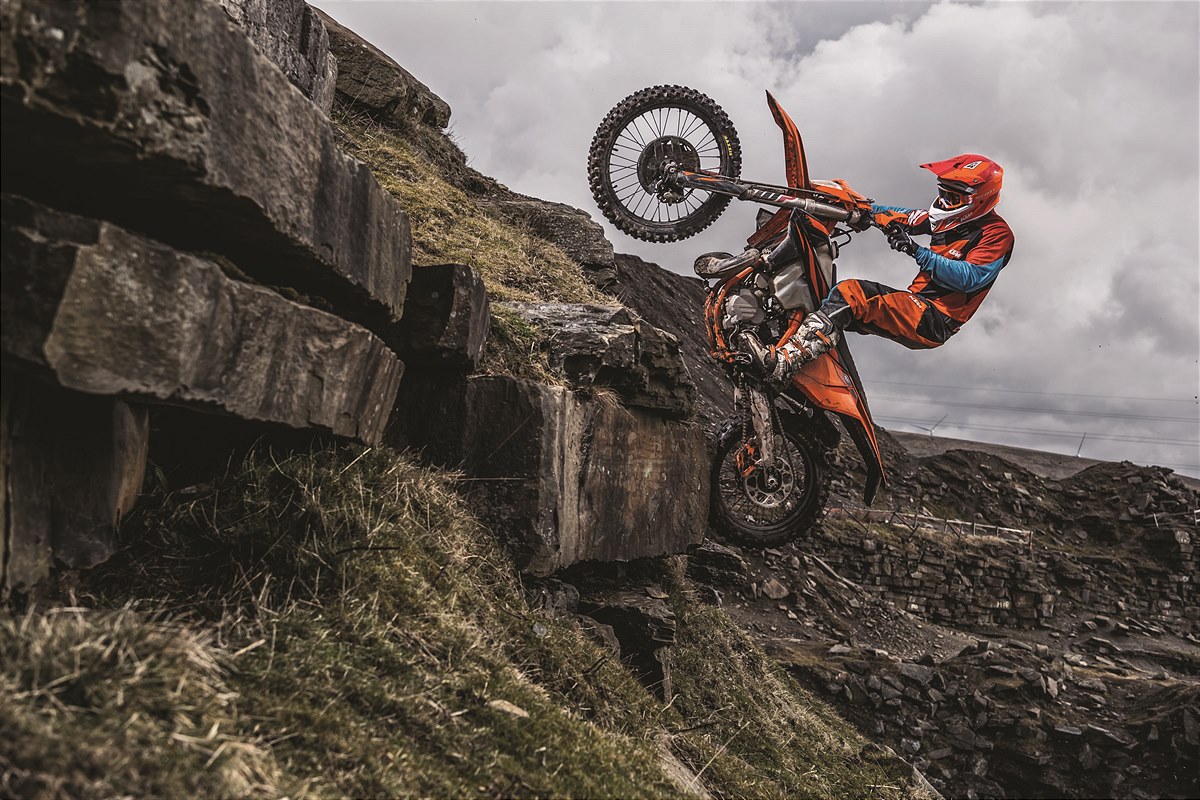 01_Action_KTM 300 EXC TPI MY2019