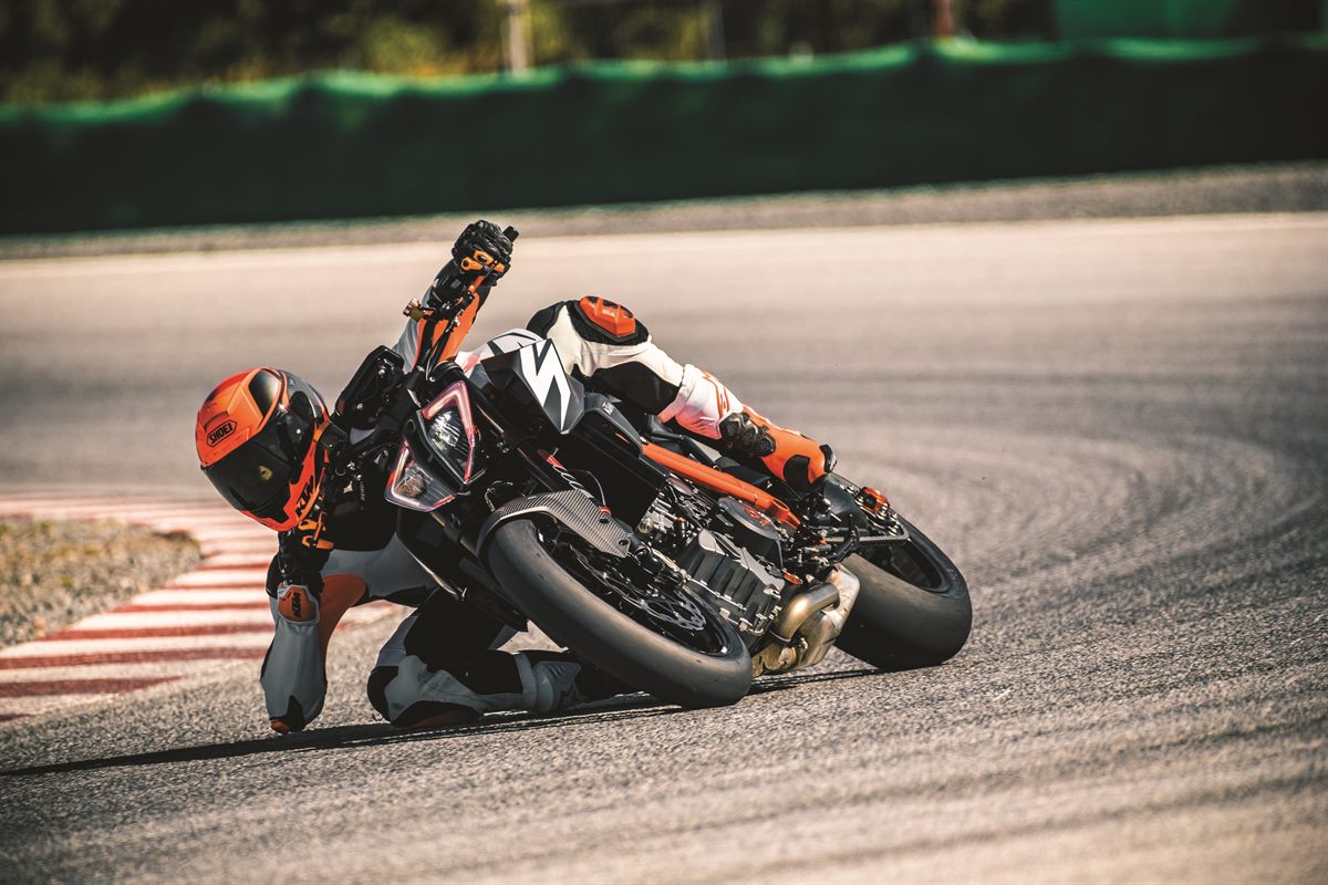 Die KTM 1290 SUPER DUKE R auf der Rennstrecke