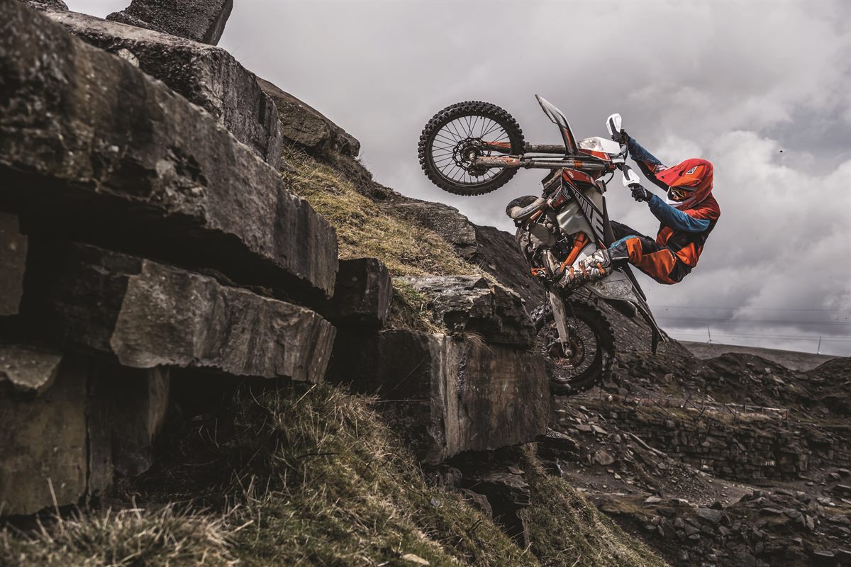 01_Action_KTM 300 EXC TPI SIX DAYS MY2019