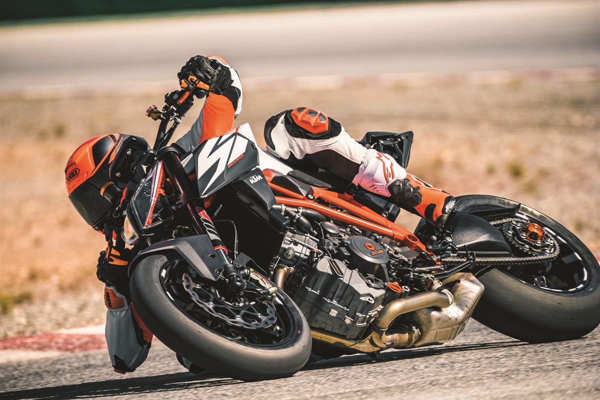 KTM 1290 SUPER DUKE R_Action 02