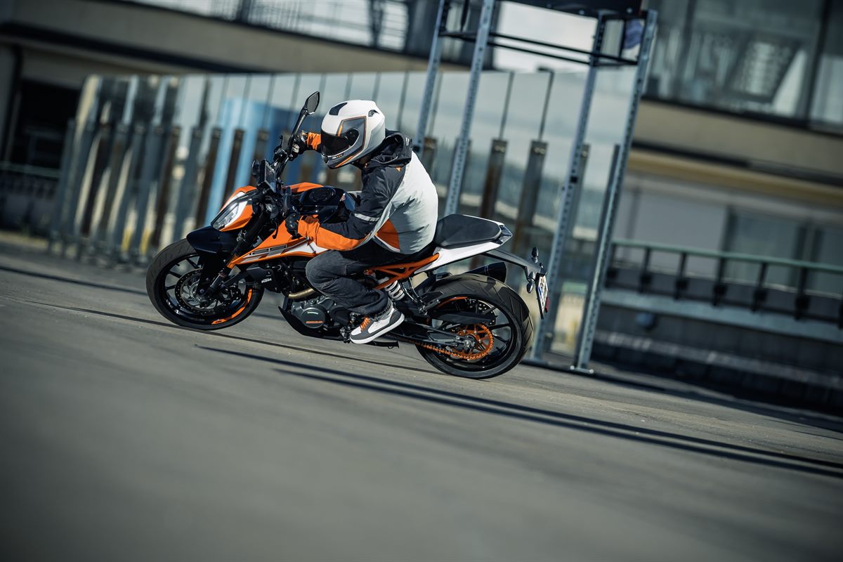 KTM 125 DUKE_Action 05