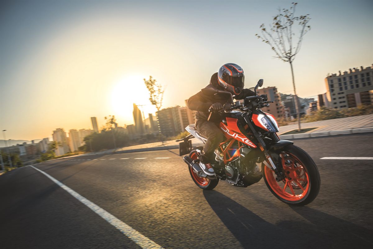 KTM 390 DUKE_Action 01