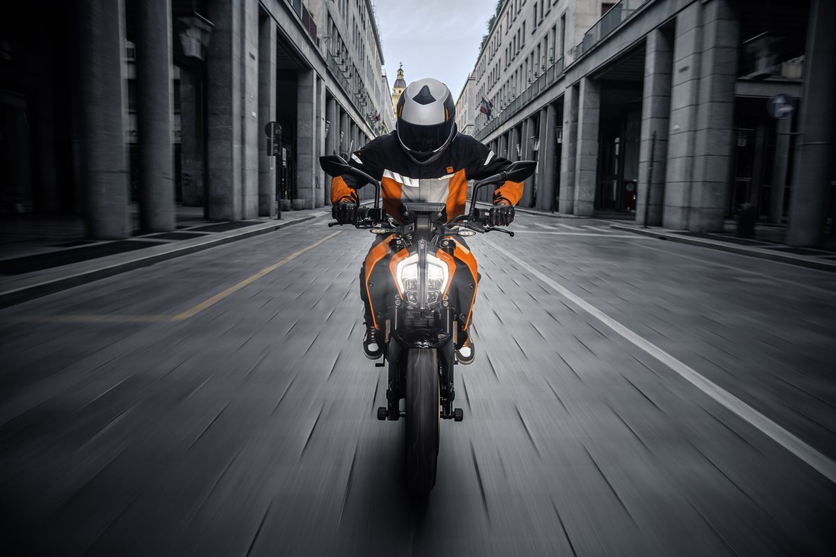 KTM 125 DUKE_Action 01