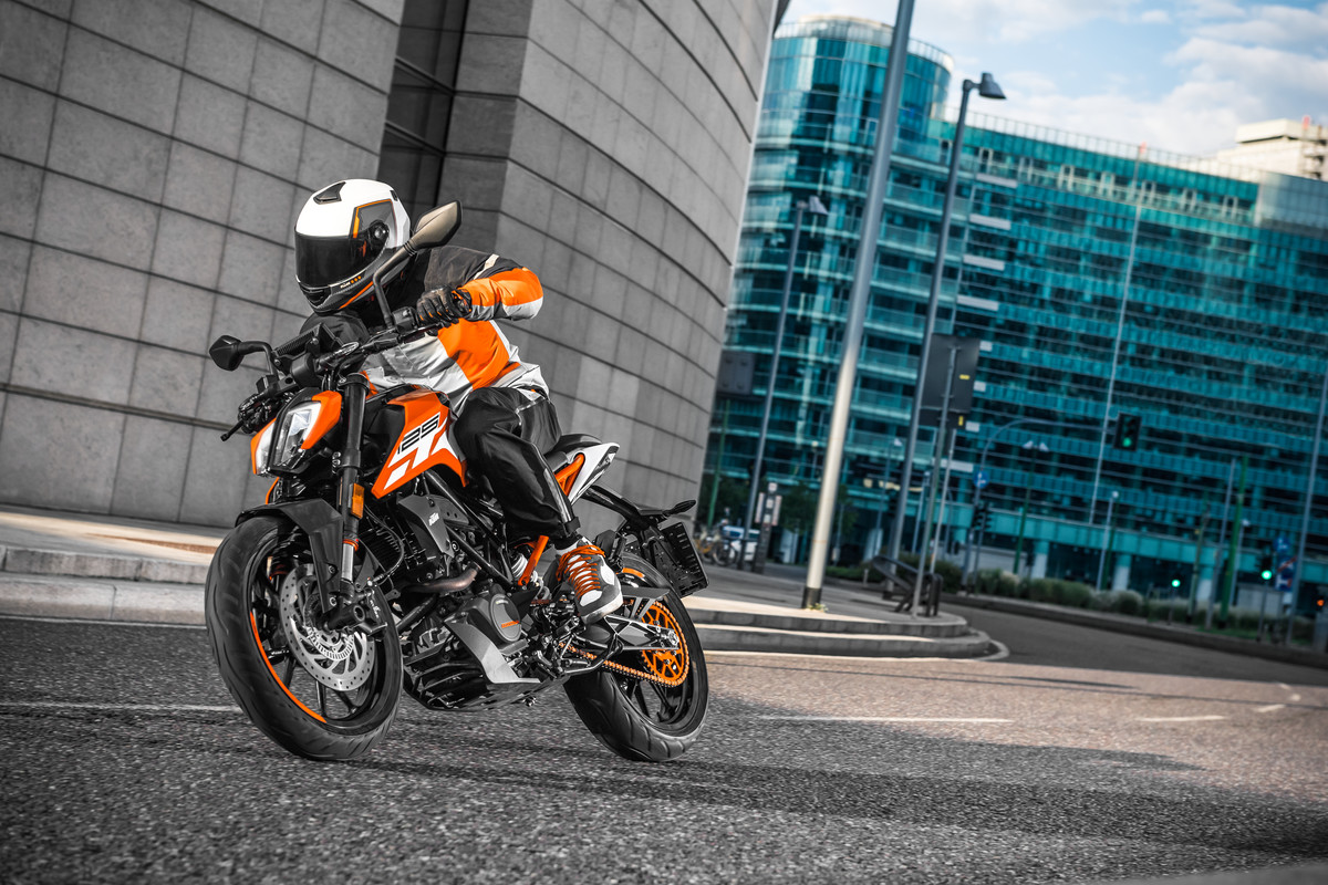 1 KTM 125 DUKE