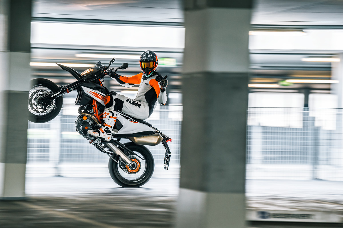 6 KTM 690 SMC R