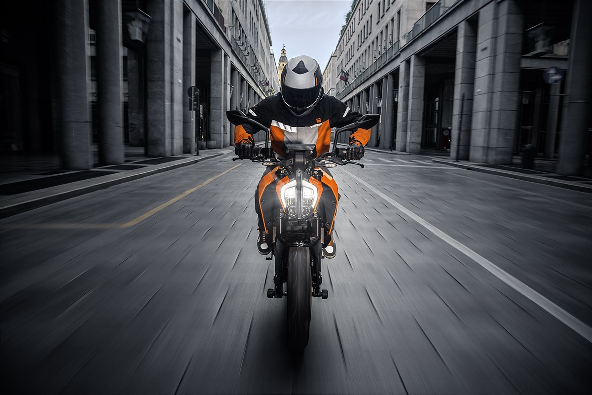 KTM 125 DUKE_Action 01