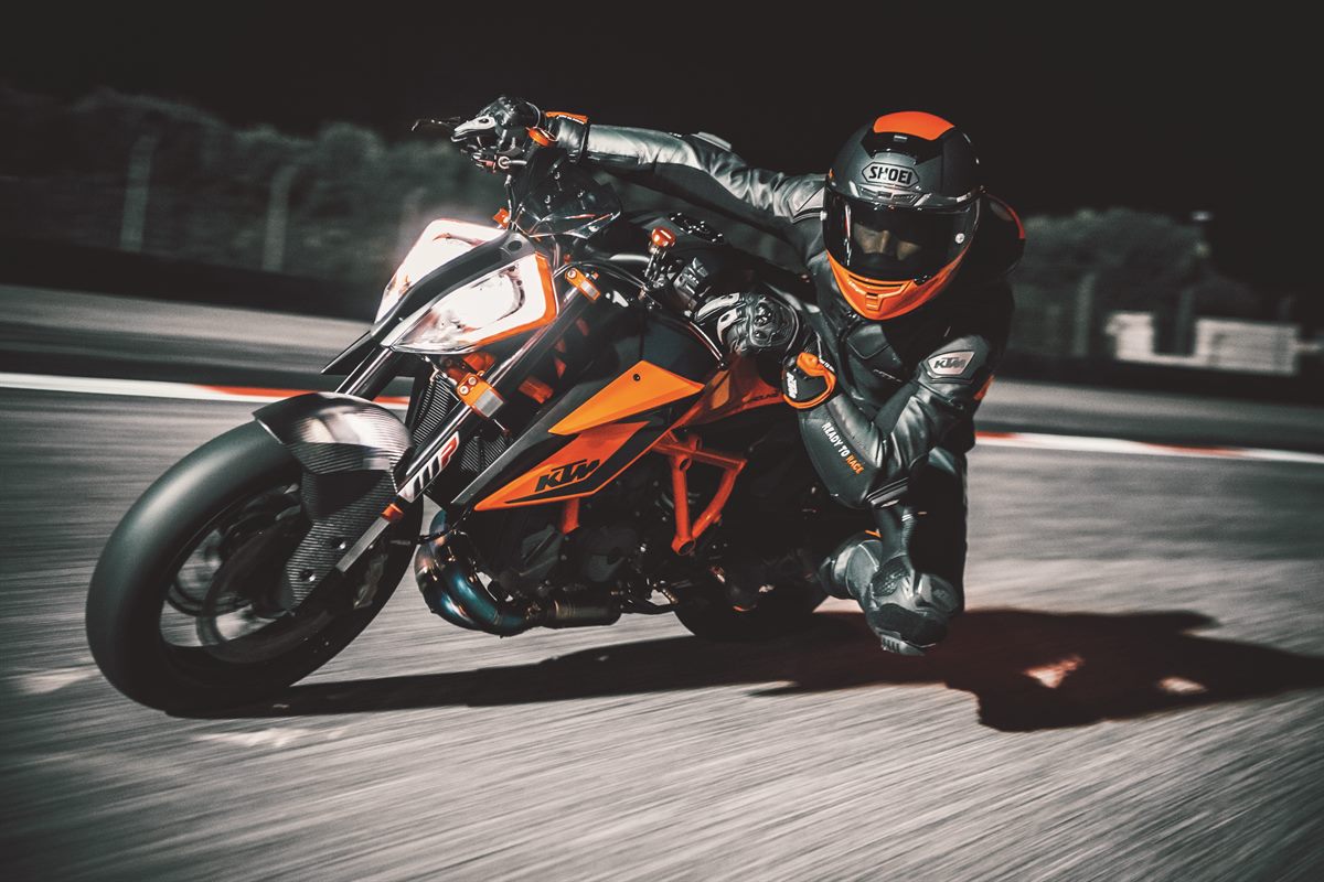 323729_1290 SUPER DUKE R 2020