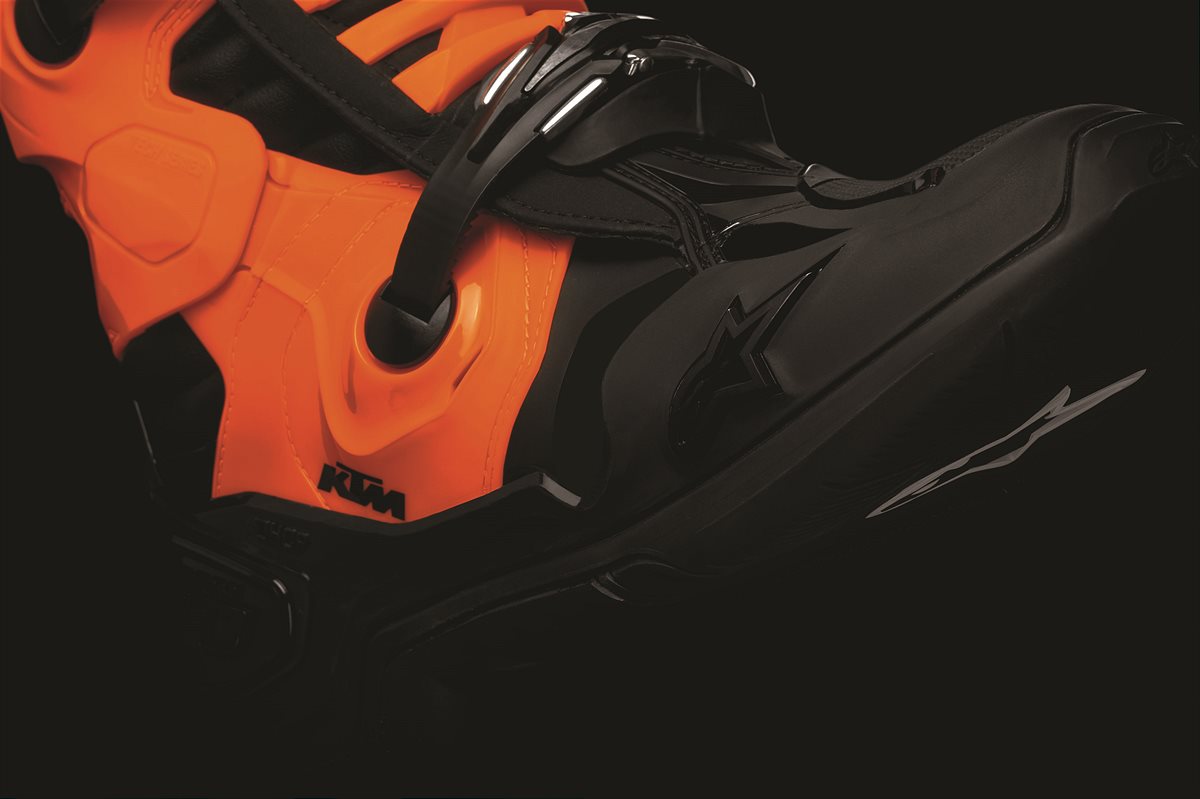 261664_3PW20000950X TECH 10 BOOTS CLOSE UP