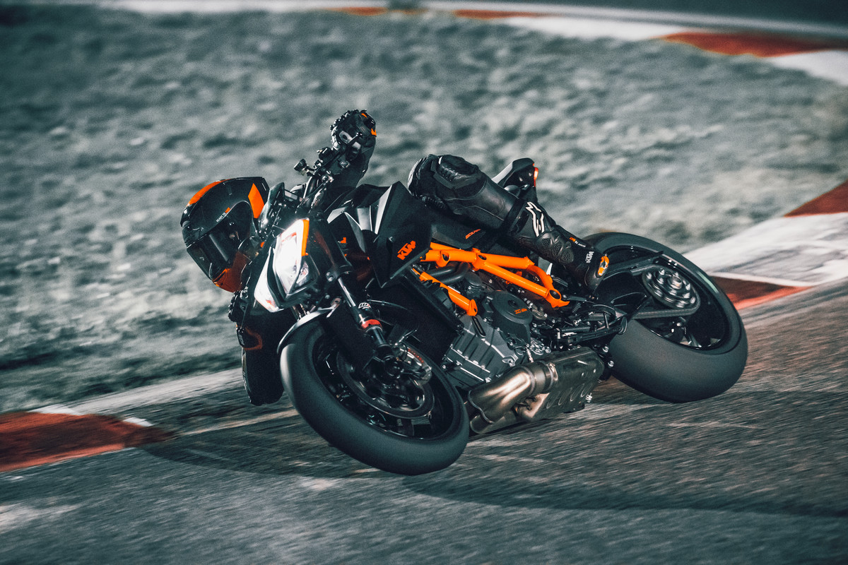 323713_1290 SUPER DUKE R 2020.jpg