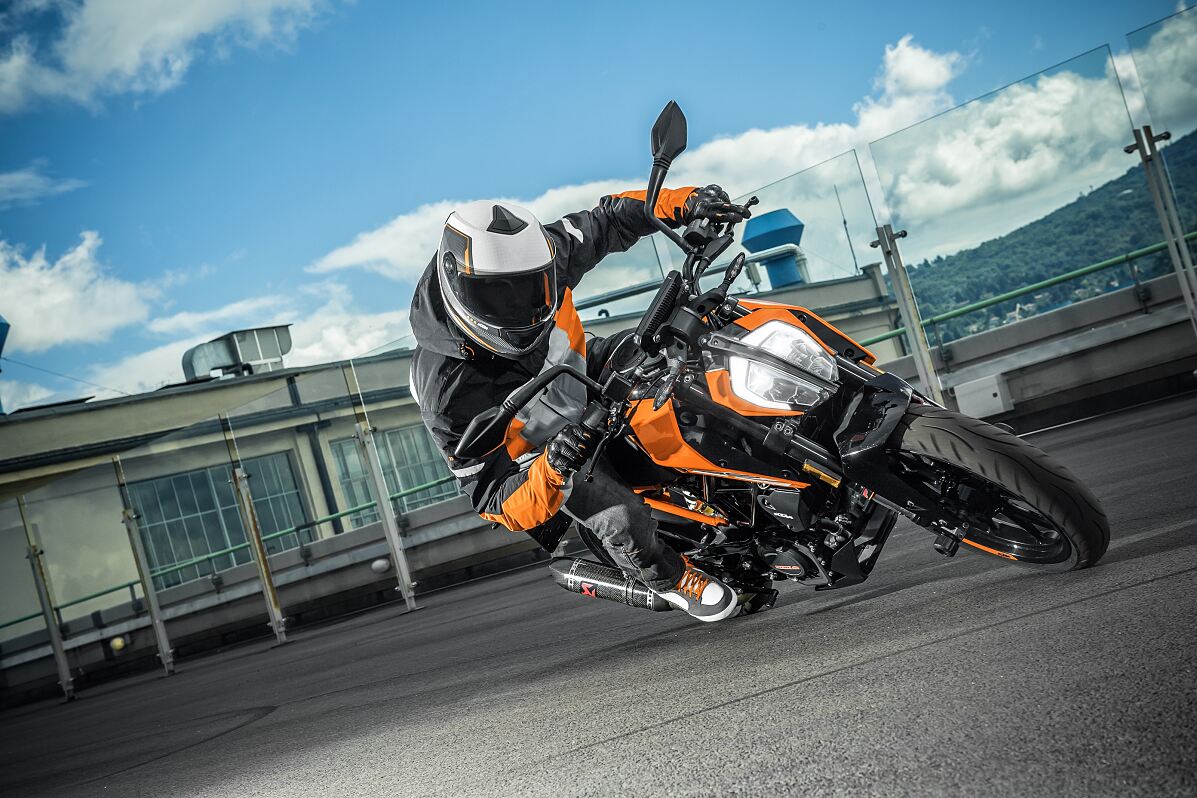 KTM 125 DUKE_Action 04