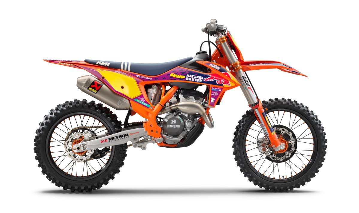 359699_MY21 KTM 250 SX-F TROY LEE DESIGNS_ Studio