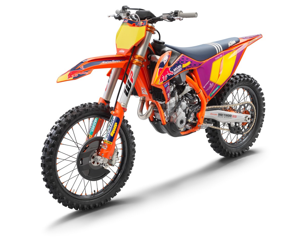 359702_MY21 KTM 250 SX-F TROY LEE DESIGNS_ Studio