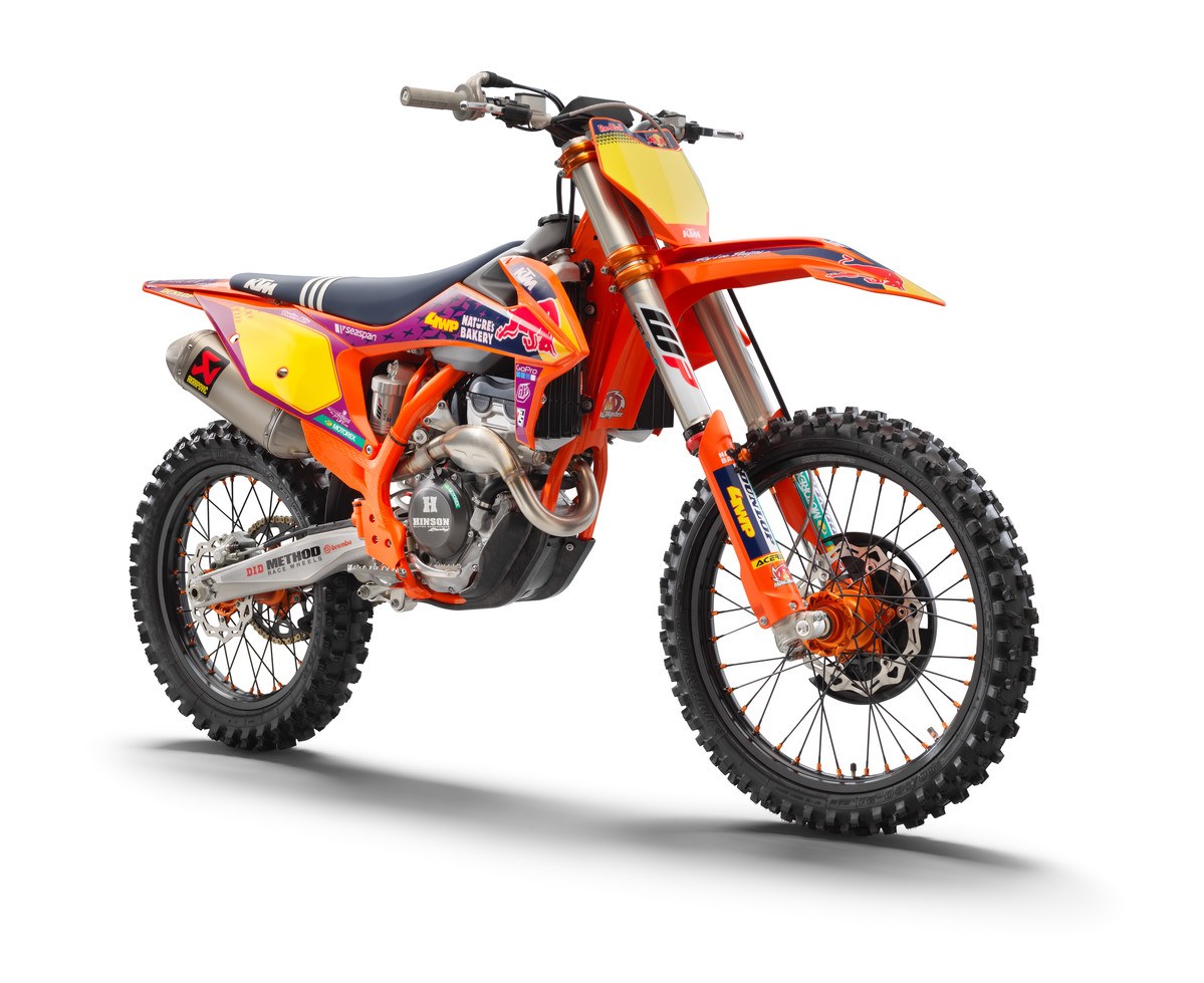 359703_MY21 KTM 250 SX-F TROY LEE DESIGNS_ Studio