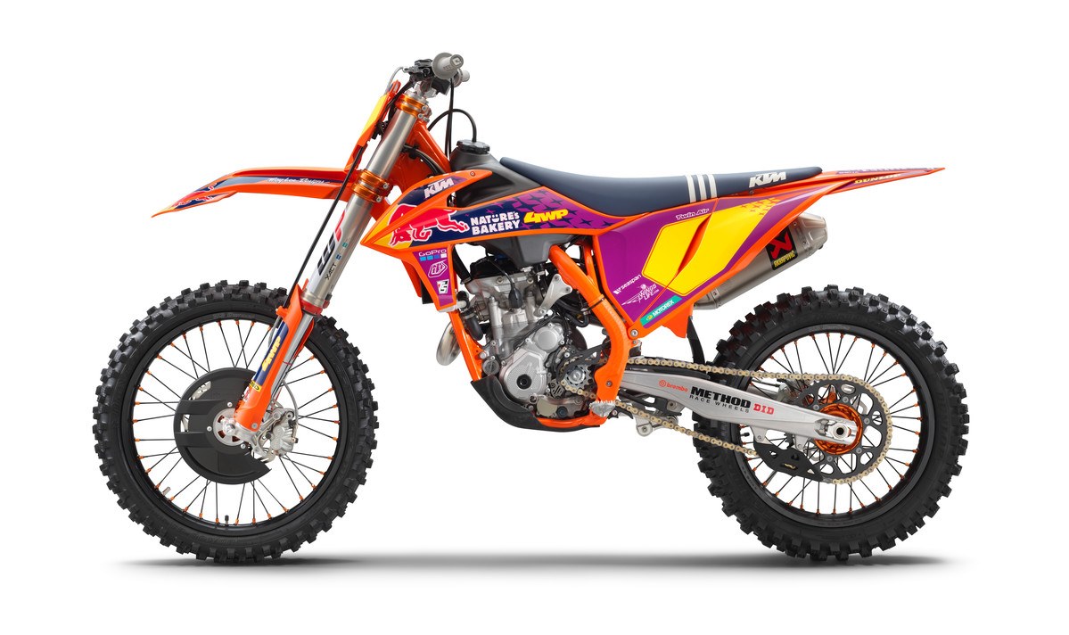 359698_MY21 KTM 250 SX-F TROY LEE DESIGNS_ Studio